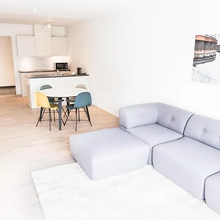 Spacious And Cool 2-bed By The Harbour *