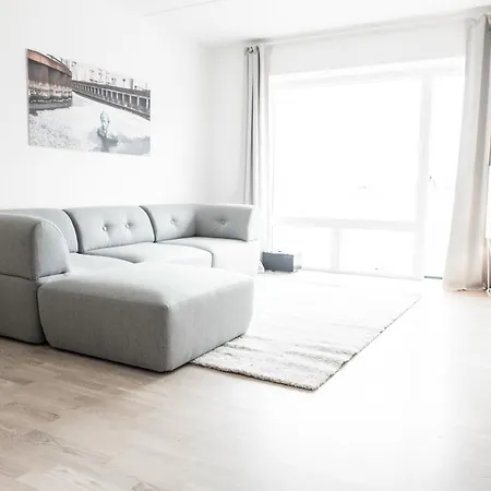 Spacious And Cool 2-bed By The Harbour Apartment *