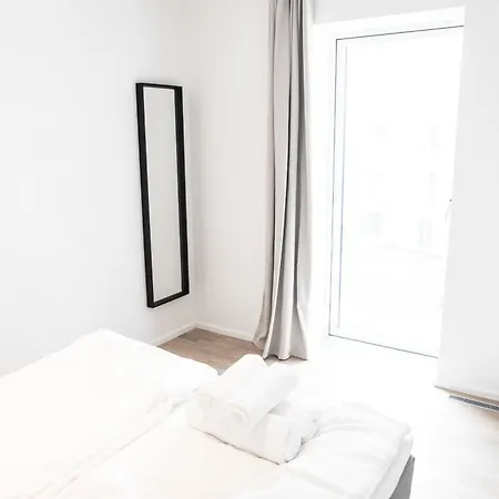 Spacious And Cool 2-bed By The Harbour