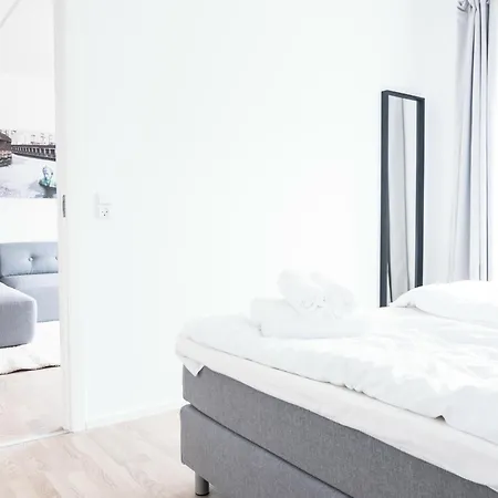 Spacious And Cool 2-bed By The Harbour *
