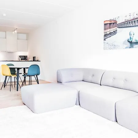 Spacious And Cool 2-bed By The Harbour *