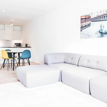 Spacious And Cool 2-bed By The Harbour *